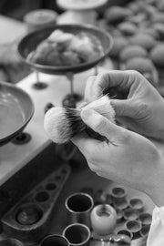 With the next phase, the knot begins to take its shape as it is caressed by its expert maker being careful to maintain the alignment of the bands.